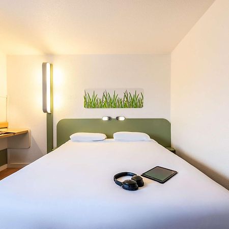 Ibis Budget Villefranche Limas Exterior foto