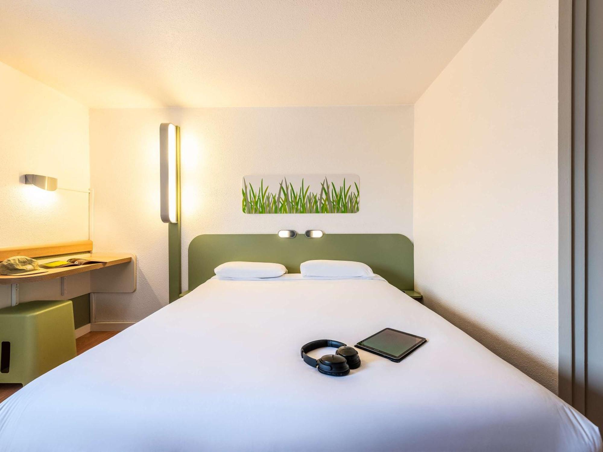 Ibis Budget Villefranche Limas Exterior foto