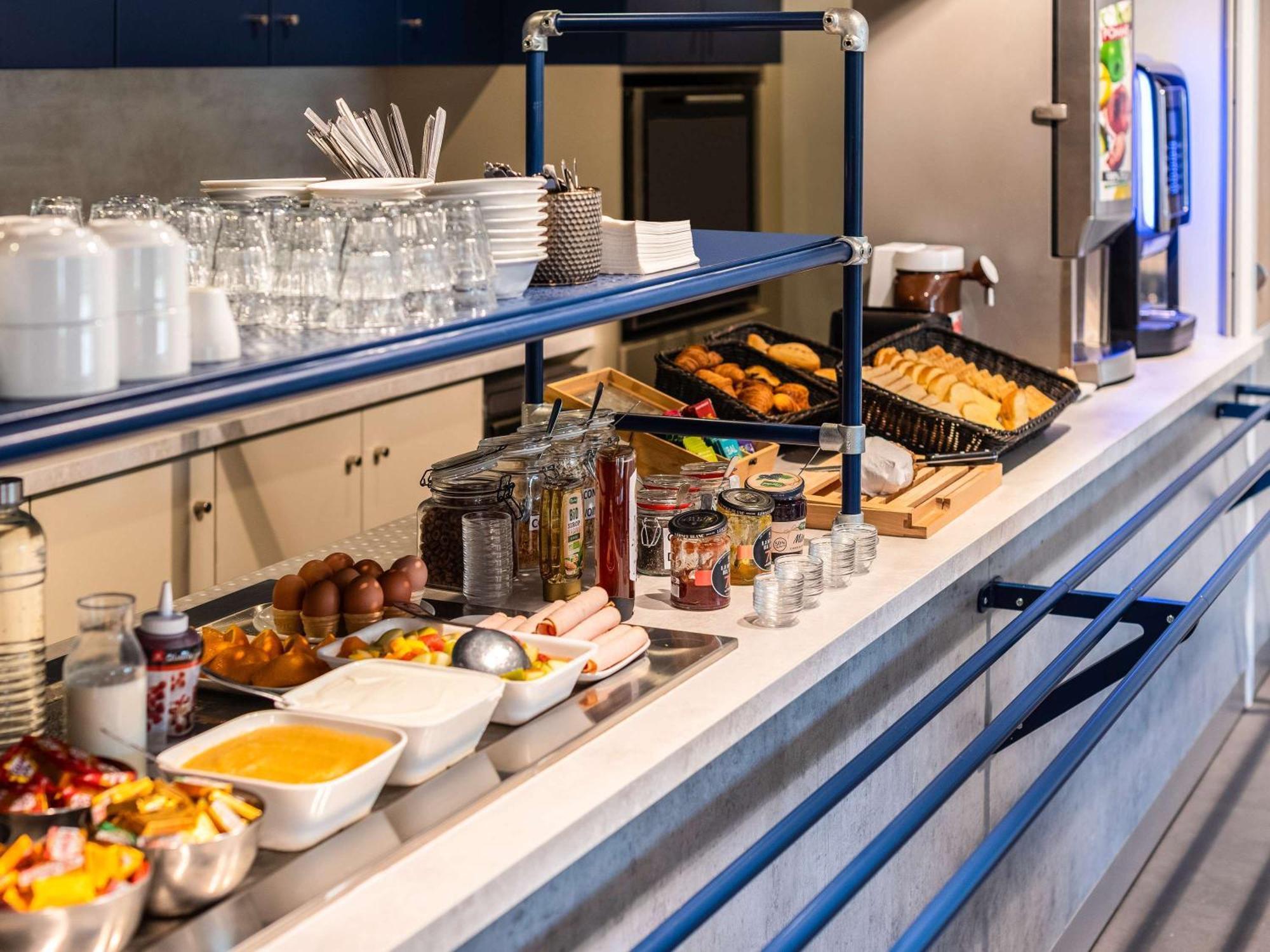 Ibis Budget Villefranche Limas Exterior foto